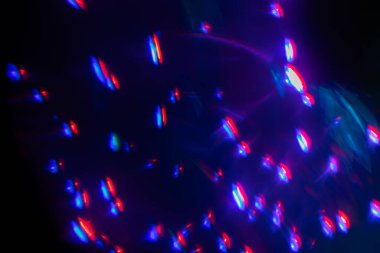 Yumuşak gökkuşağı ışığı arka planda parlar ya da örtüşür,