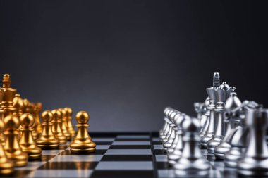 Satranç. Siyah ilk gider. Merkez figür piyonu.