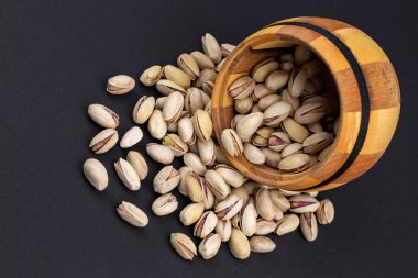 Arka plandaki kasede bir yığın lezzetli fıstıklı fıstık var..