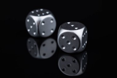 Siyah arkaplanda iki gümüş zar.