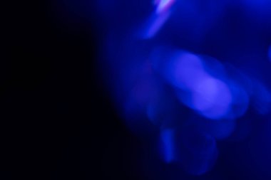 Yumuşak gökkuşağı ışığı arka planda parlar ya da örtüşür,