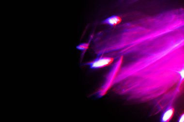 Bulanık neon ışık. Mercek alevi kaplaması. Bokeh floresan flaş parıltısı. Koyu siyah soyut arkaplanda odaklanmış mavi mor renk lekeleri.