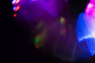 Bulanık Işık, kameraya tek bir görüntü yansıtıyor. Işık, karanlık bir arkaplanda spektral bir gradyan ile parlar. Çok renkli soyut renkli bir çizgi. Alışılmadık ışık efekti.