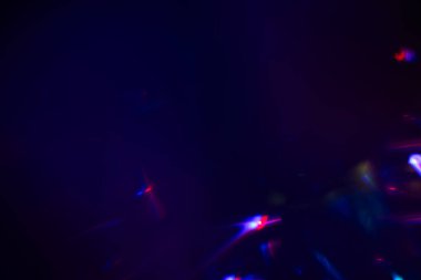 Yumuşak gökkuşağı ışığı arka planda parlar ya da örtüşür,