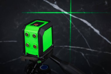 İnşaat halindeki bir binada lazer yapımı. İnşaat alanında lazer teçhizatı.