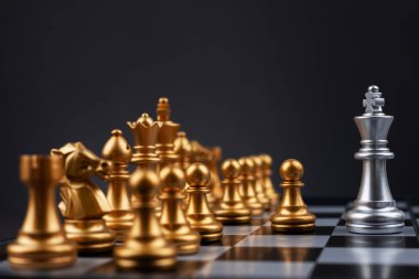 Kral gümüş satranç, altın satranç takımının karşısında duruyor. Satranç tahtası iş fikirleri ve rekabet ve strateji planı kavramı başarı anlamına gelir