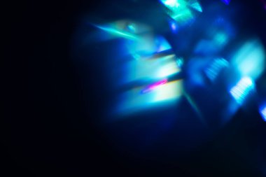 Siyah arkaplanda renkli ışık sızıntısı, uzun mercekte optik mercek parlaması olan soyut tasarım.