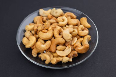 Kızarmış ya da çiğ kaju. Fındıklı fındık.