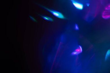 Bulanık neon ışık. Mercek alevi kaplaması. Bokeh floresan flaş parıltısı. Koyu siyah soyut arkaplanda odaklanmış mavi mor renk lekeleri.