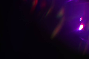 Bulanık Işık, kameraya tek bir görüntü yansıtıyor. Işık, karanlık bir arkaplanda spektral bir gradyan ile parlar. Çok renkli soyut renkli bir çizgi. Alışılmadık ışık efekti.