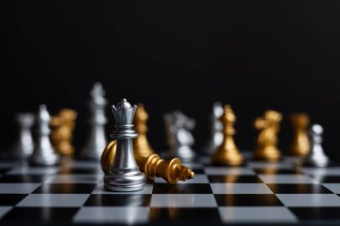 Satranç taşları Gümüş Kraliçe düşmüş altın kralın yanında duruyordu..