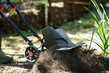 Elektrik ekicisiyle arazi ekimi..