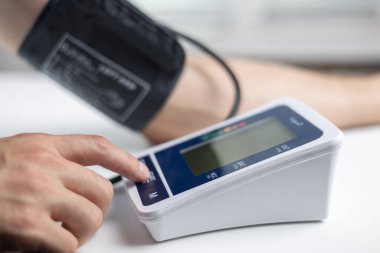 Elektronik tonometre ile kan basıncı ölçümü.