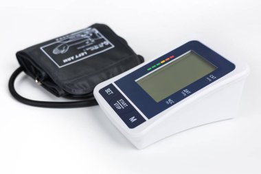 Beyaz masada dijital tansiyon monitörü var. Seçici odak.