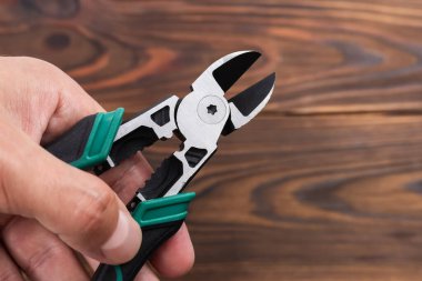 Uç uçlar ya da elinde çapraz kerpeten. Tel makası ya da sifonu çekenler. Elektrikli tel için kerpeten. Atölye için mekanik enstrüman, tamirat.