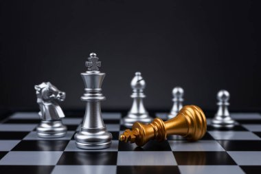 Beyaz satranç şampiyonu siyah arka planda altın kralı mağlup etti.