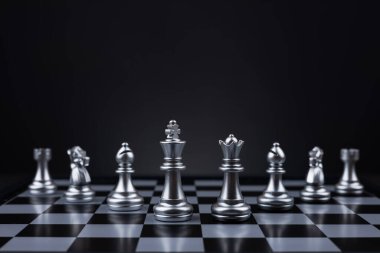 Gümüş takım strateji oyununda satranç masası oyunu ticari mücadele oyunu, satranç tahtası bu karanlık geçmişli iş stratejisi konseptidir..