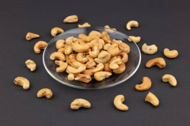 Kızarmış ya da çiğ kaju. Fındıklı fındık.