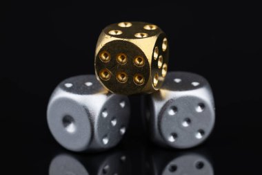 Rastgele sayı üreteci. Sayısal değerlere sahip üç zar kaotik bir düzende yatar..