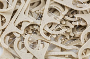 Diş ipi kazmaları. Yumuşak diş ipi kazmaları. Diş kıracağı. Çevre dostu mısır nişastası diş ipiyle diş fırçası.