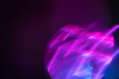 Bulanık neon ışık. Mercek alevi kaplaması. Bokeh floresan flaş parıltısı. Koyu siyah soyut arkaplanda odaklanmış mavi mor renk lekeleri.