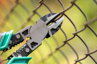 Kerpeten ve tel kesiyorum. Kesici elektrik kablosunu ya da kabloyu kesiyor. Kırpma makası ile kablo kesmek. Metal uçlular..