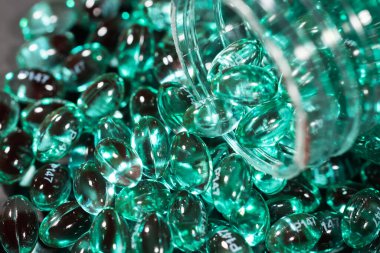 Vitamin kapsülleri şişede. Vitaminler, diyet takviyeleri, ilaçlar, eczane, ilaç ve sağlık konsepti. kapsül eczane şişesi ilaç konsepti.