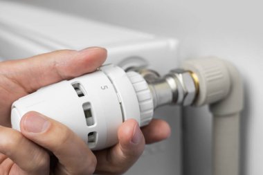 Enerjiyi kaydet: Elle ısıtma termostatını kapat, bir el sıcaklık kontrol radyatörünü çalıştırır,