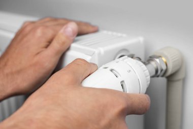 Enerjiyi kaydet: Elle ısıtma termostatını kapat, bir el sıcaklık kontrol radyatörünü çalıştırır,