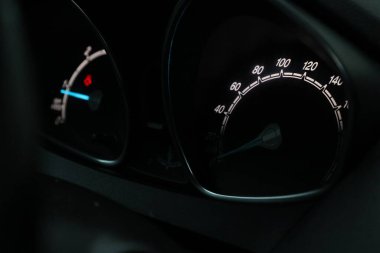 Arabadaki hız göstergesine yakın çekim. Otomobil gösterge panelinde 1800 devir hızında bir motorla.