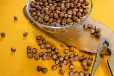 Sarı arka planda fındık yığını.