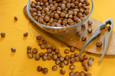 Sarı arka planda fındık yığını.