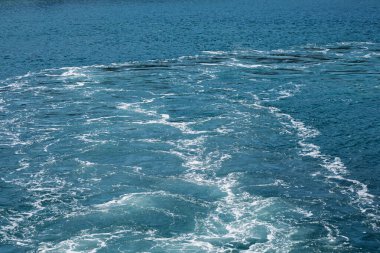 Dalgalar ve Köpüklerle Okyanus Suyu Yüzeyi