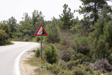 Forest Area 'da Toprak Kayması Uyarısı İşareti Verilen Dönek Yol