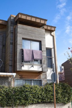 Güneşli bir günde Modern Tahta Balkonda Asılı Havlular