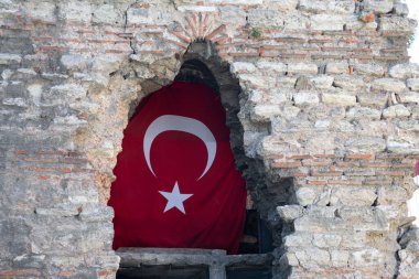 Türk bayrağı antik taş duvar açılışında sergilendi