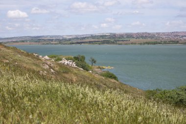 Güneşli bir günde Grassy Hill 'den Manzaralı Göl Manzarası