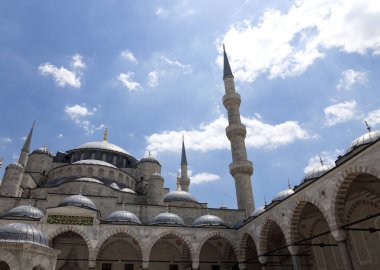 Mavi Gökyüzü Altında Kubbeler ve Minarelerle Mavi Cami