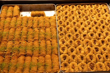 Geleneksel Türk tatlıları ceviz baklavası sergileniyor