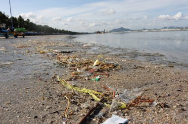 Sular çekilince çöpler denize dökülür..