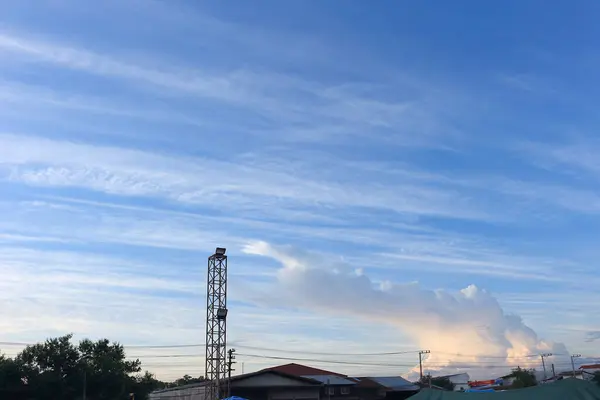 Облака Которые Выглядят Длинные Полосы Небу — стоковое фото