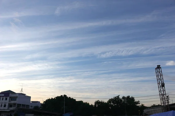空を横切る長い通りのように見える雲 — ストック写真