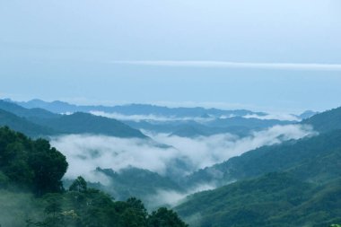 Sisli bulutlar dağların üzerinde süzülür
