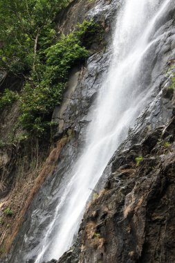 Su kayalıklardan aşağı akıyor. Uçuruma çarpar ve sis yaratır.