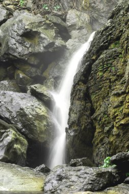 Su kayalıklardan aşağı akıyor. Uçuruma çarpar ve sis yaratır.