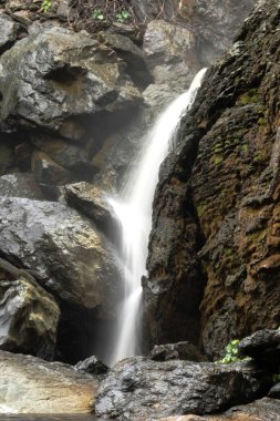 Su kayalıklardan aşağı akıyor. Uçuruma çarpar ve sis yaratır.