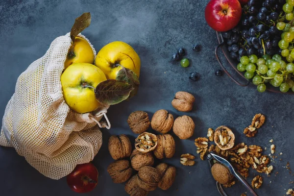 Biologisch Herfstfruit Noten Kweeperen Druiven Appels Walnoten Tafel Milieuvriendelijke Herbruikbare — Stockfoto