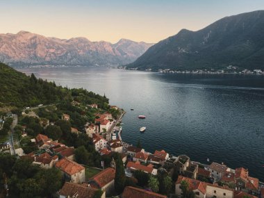 Adriyatik Denizi 'ndeki Akdeniz Köyü Günbatımında, Perast, Karadağ, hava manzaralı