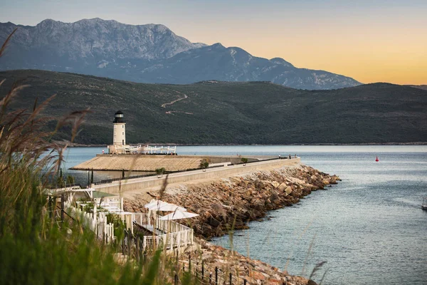 Halbinsel Lustica Montenegro Leuchtturm Eingang Zum Yachthafen Sonnenuntergang Selektiver Fokus lizenzfreie Stockbilder
