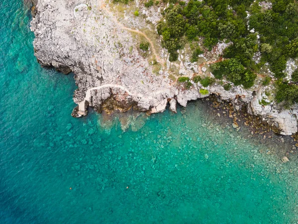 从高处俯瞰落基海滩和小径 黑山卢斯狄加半岛 空中景观 图库图片
